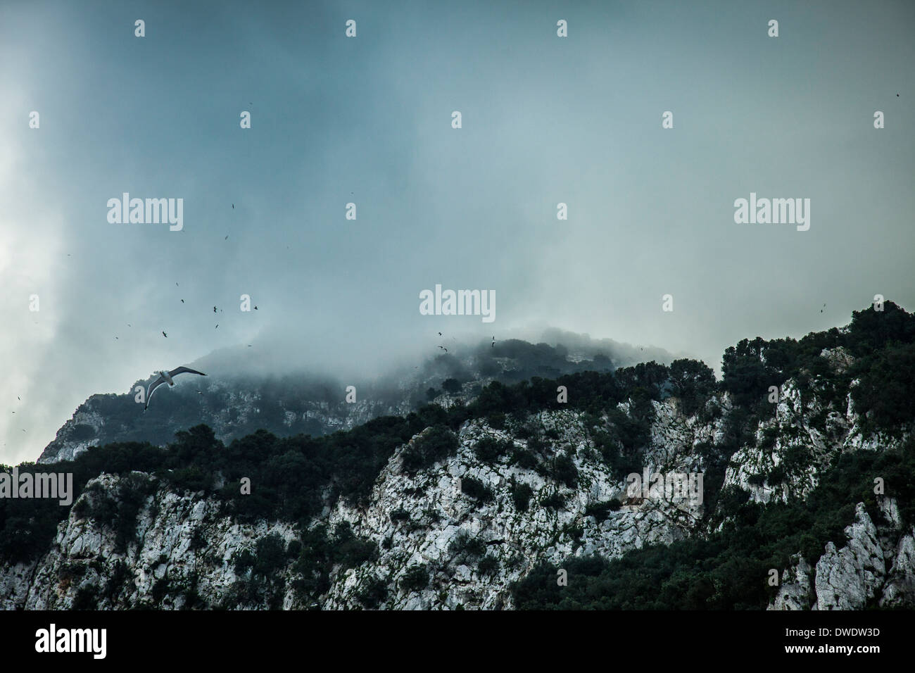 Nuages entourant le Rocher de Gibraltar, le célèbre sommet de montagne. Banque D'Images