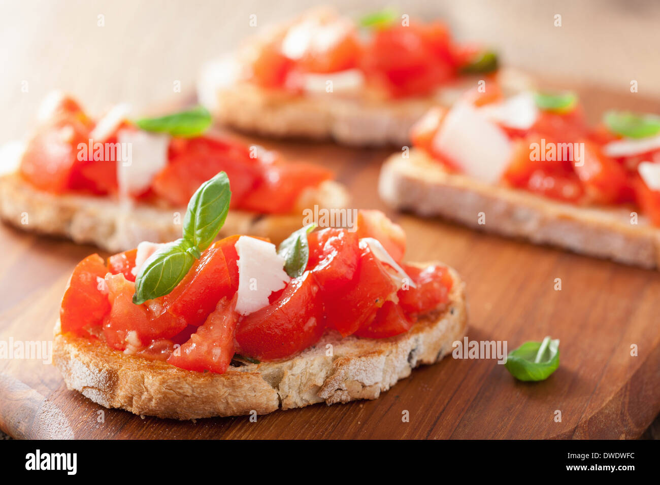 Bruschetta italienne avec les tomates, le parmesan, l'ail et l'huile d'olive Banque D'Images