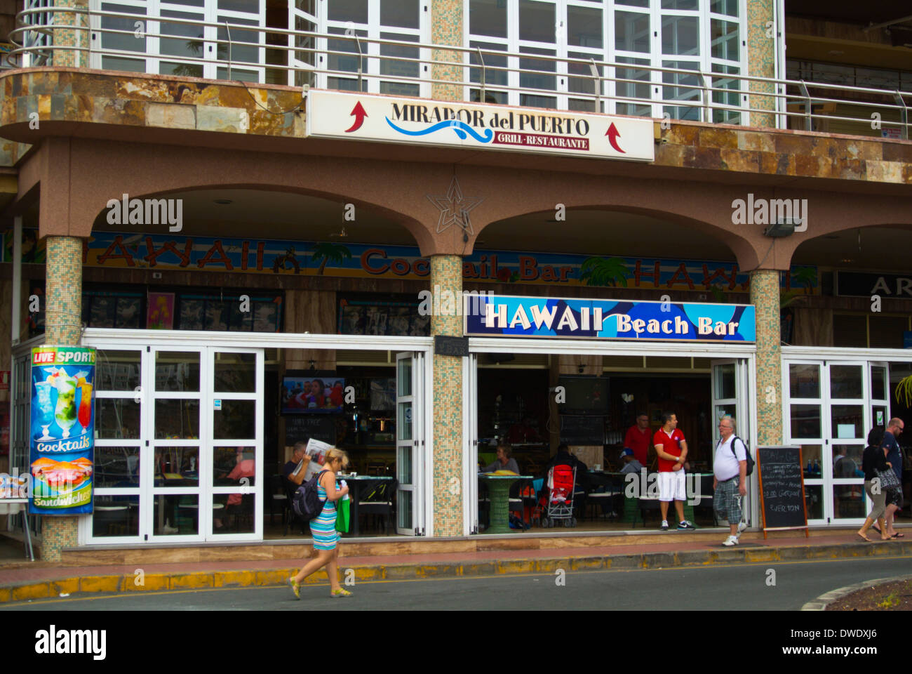 Commerces et restaurants dans la rue Calle Doreste y Molina, Puerto Rico, Gran Canaria island, les îles Canaries, Espagne, Europe Banque D'Images
