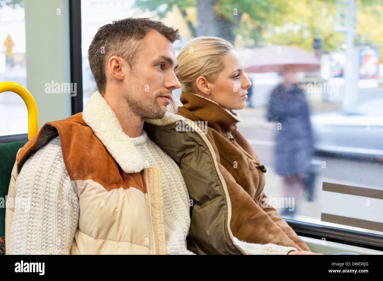 Jeune couple voyageant en bus Banque D'Images