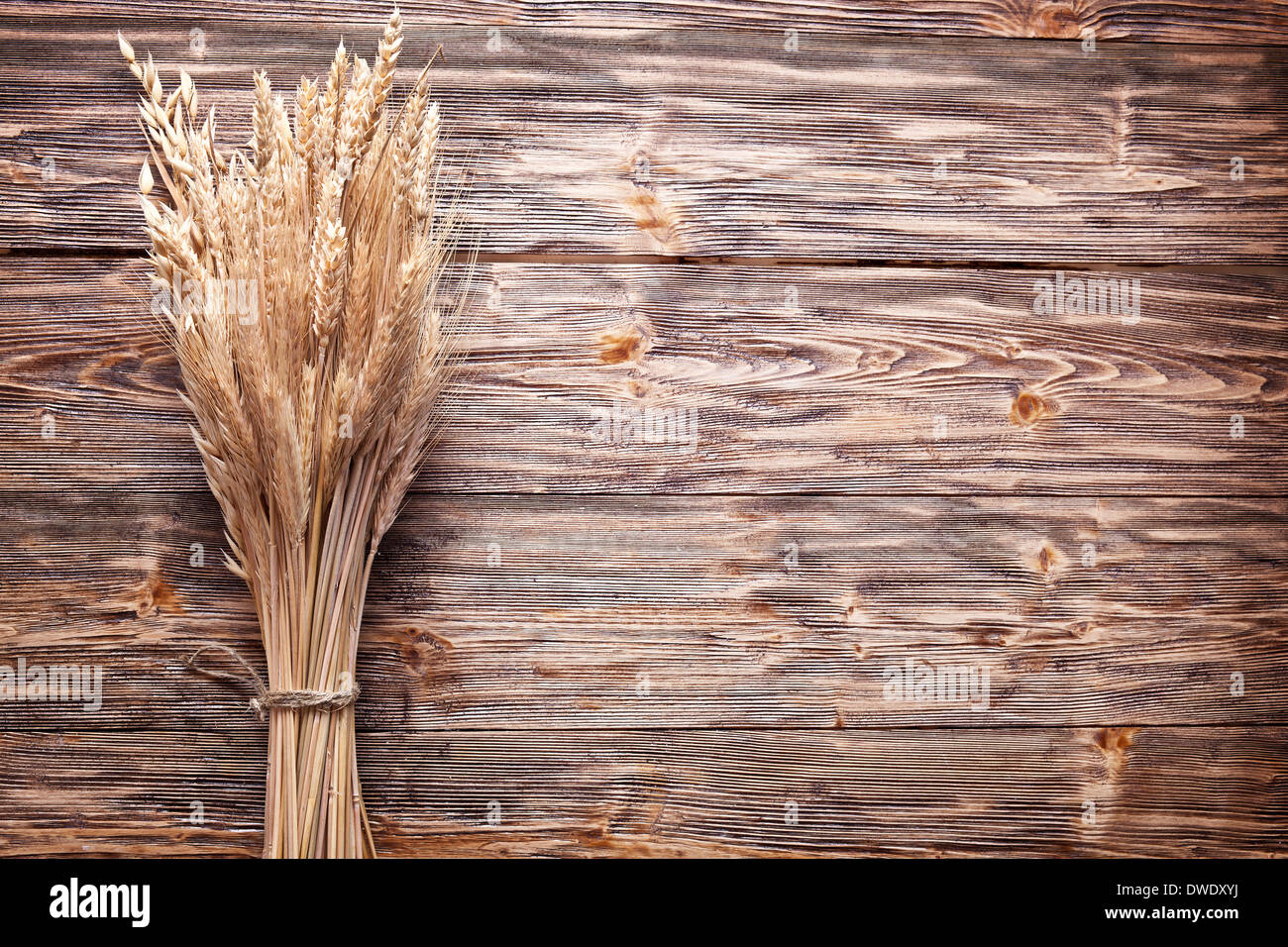 Des épis de blé sur la vieille table en bois. Banque D'Images