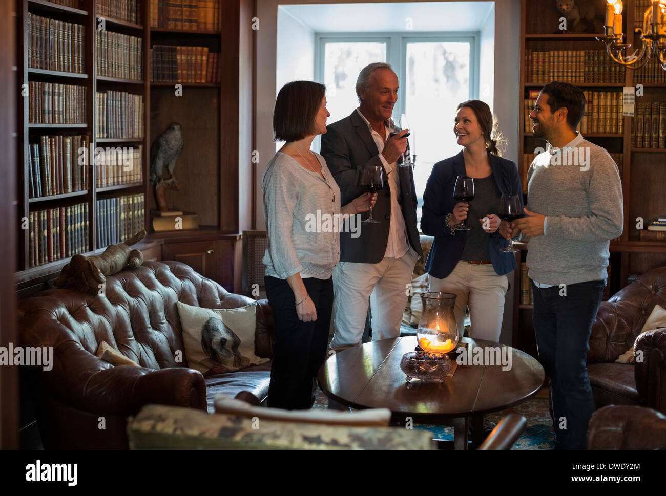 Les gens d'affaires avec les dépenses de loisirs à wineglasses hall restaurant Banque D'Images