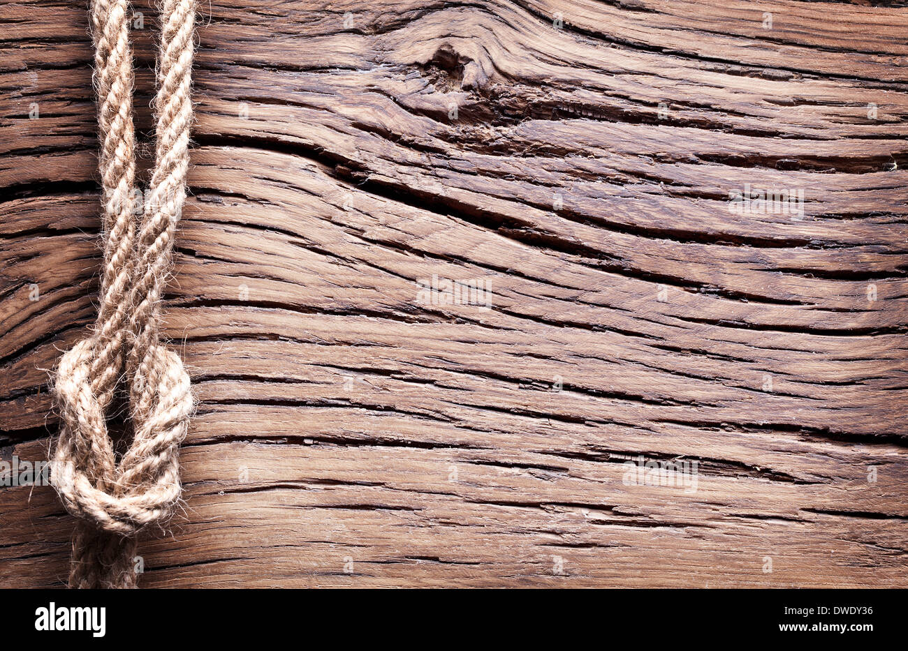 Sailor's knot sur vieux fond de bois. Banque D'Images