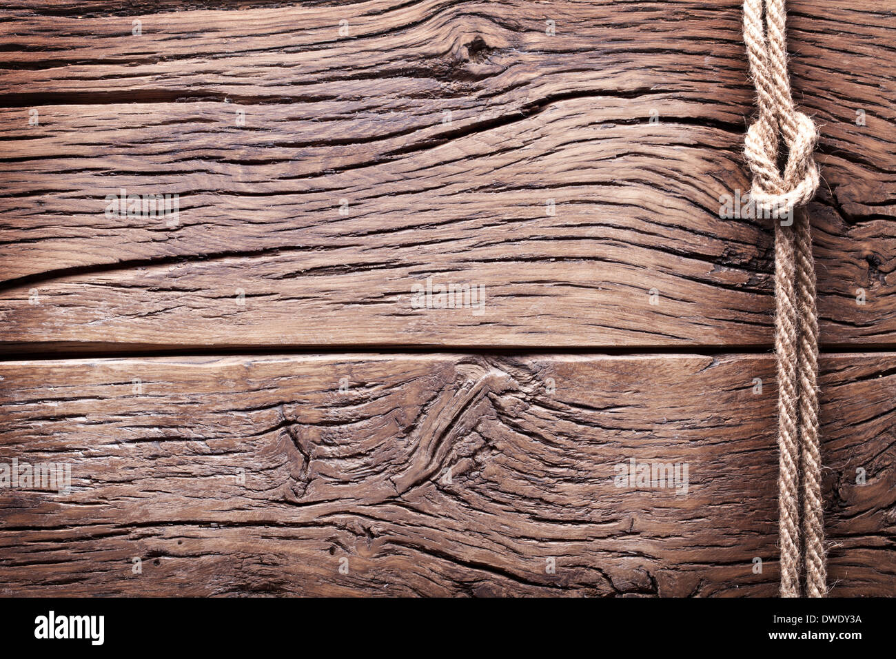 Sailor's knot sur vieux fond de bois. Banque D'Images
