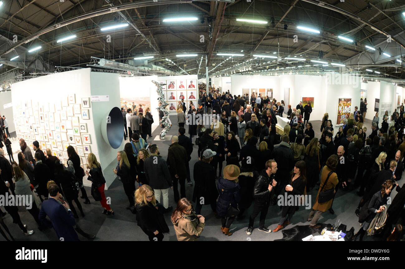 New York, USA. Le 05 Mar, 2014. Les visiteurs assistent à la foire d'art "l'Armory Show' à New York, USA, 05 mars 2014. Photo : Felix Hoerhager/dpa/Alamy Live News Banque D'Images