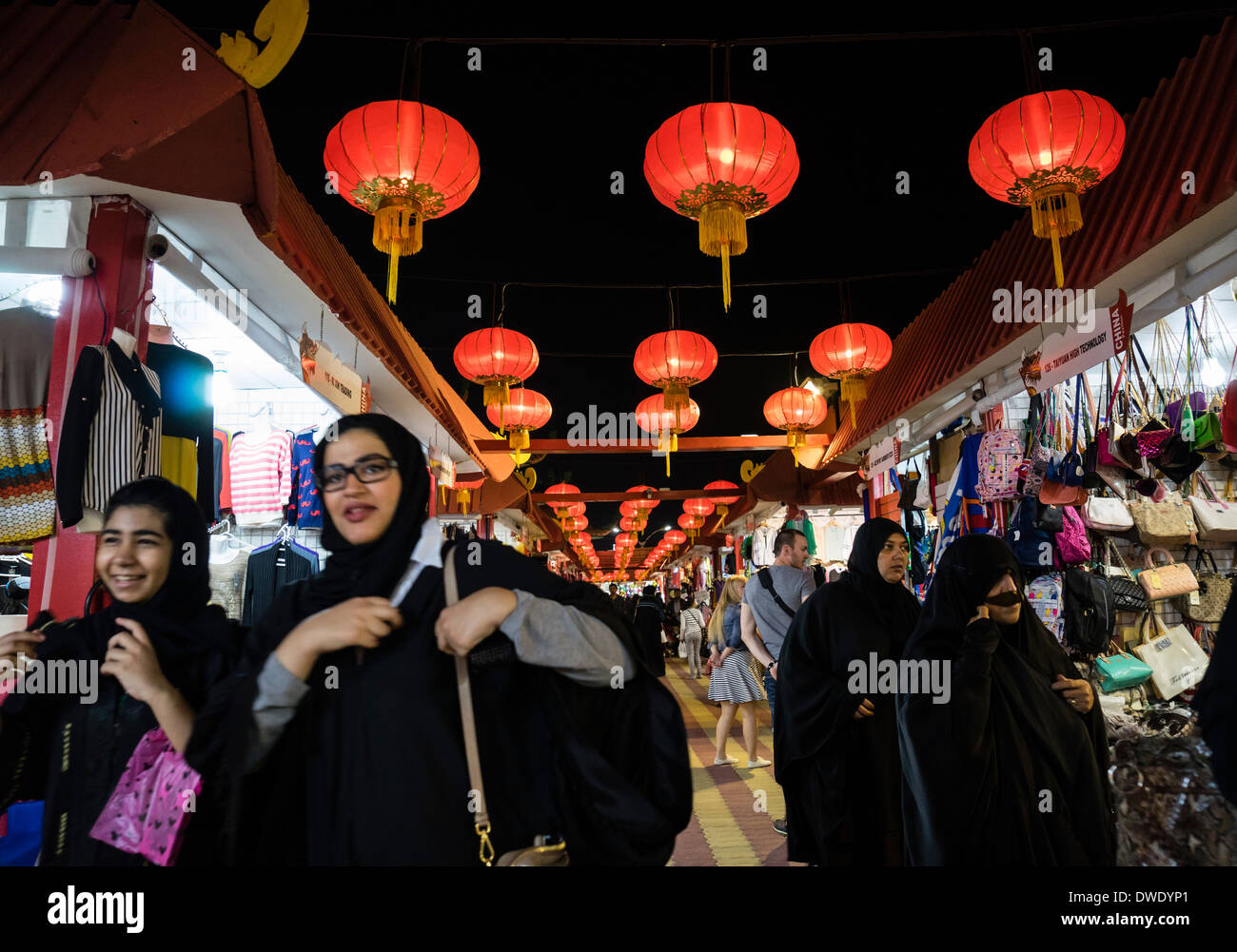 Women shopping in arcade au pavillon de la Chine au Village Global tourist attraction culturelle au Dubaï Émirats Arabes Unis Banque D'Images