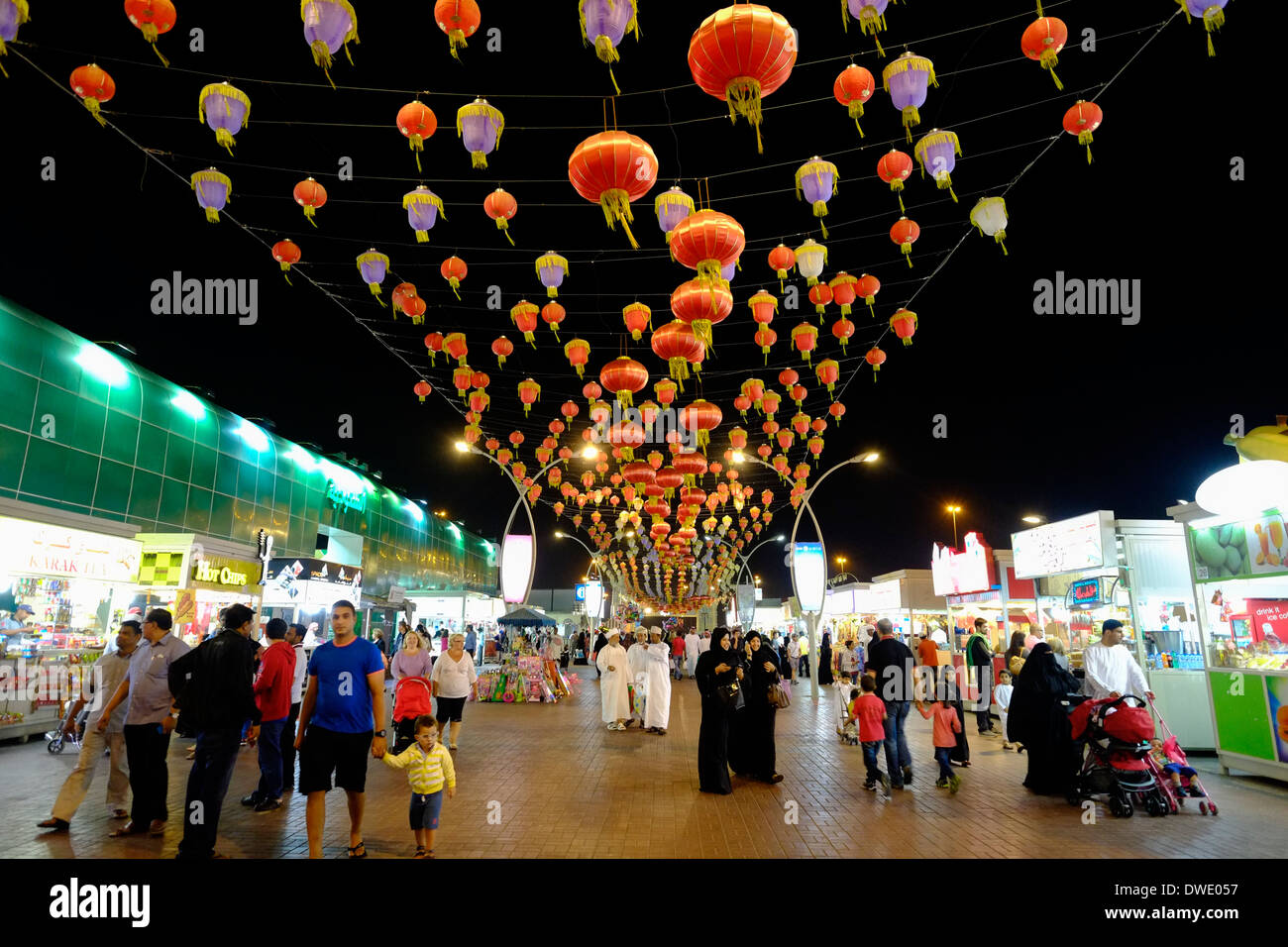 Rue de l'alimentation de nuit à l'attrait culturel touristique Global Village à Dubaï Émirats Arabes Unis Banque D'Images