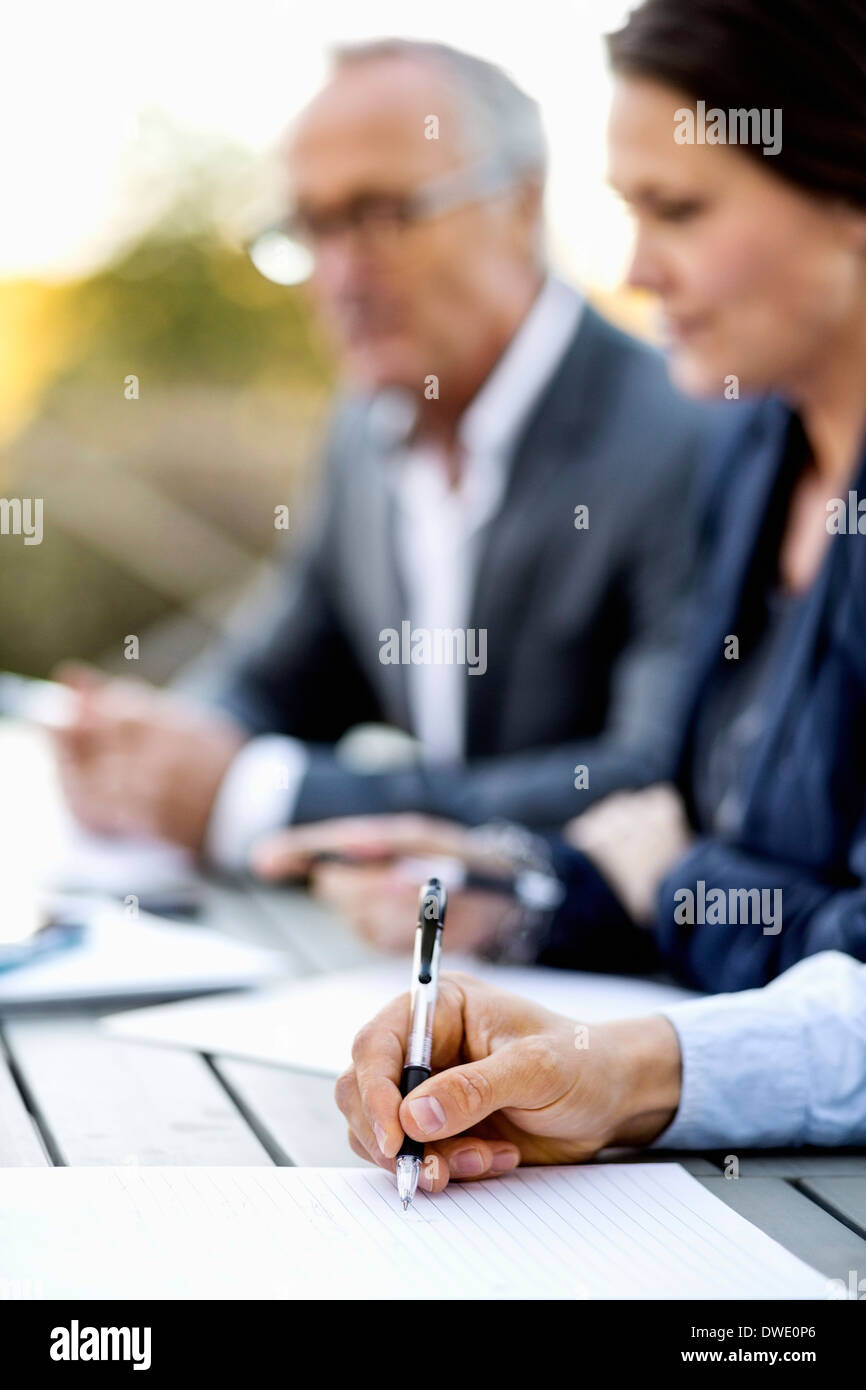 Portrait of a document avec des collègues à table Banque D'Images