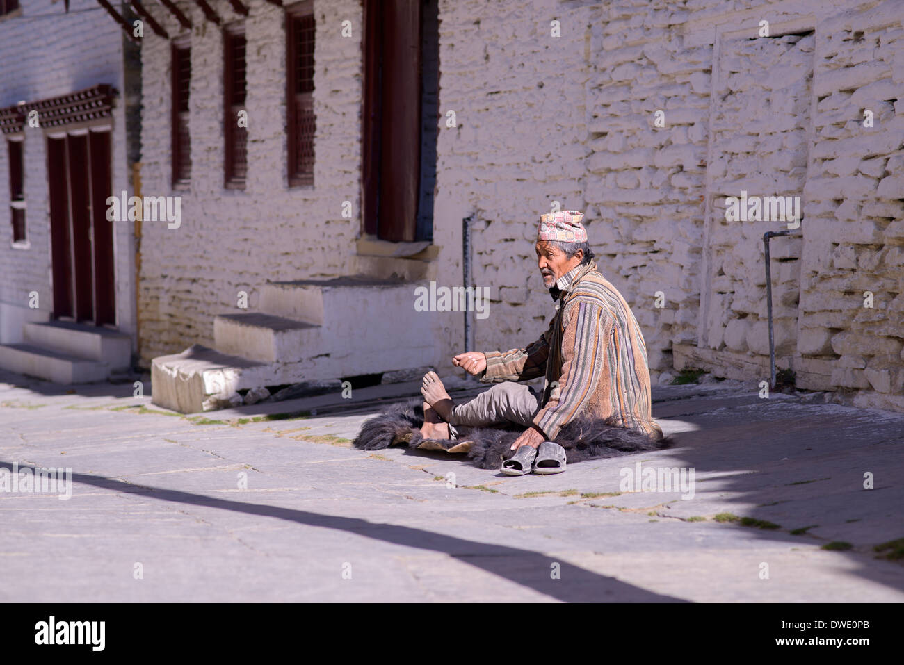 Mendiant dans les rues de Marpha village au Népal Banque D'Images