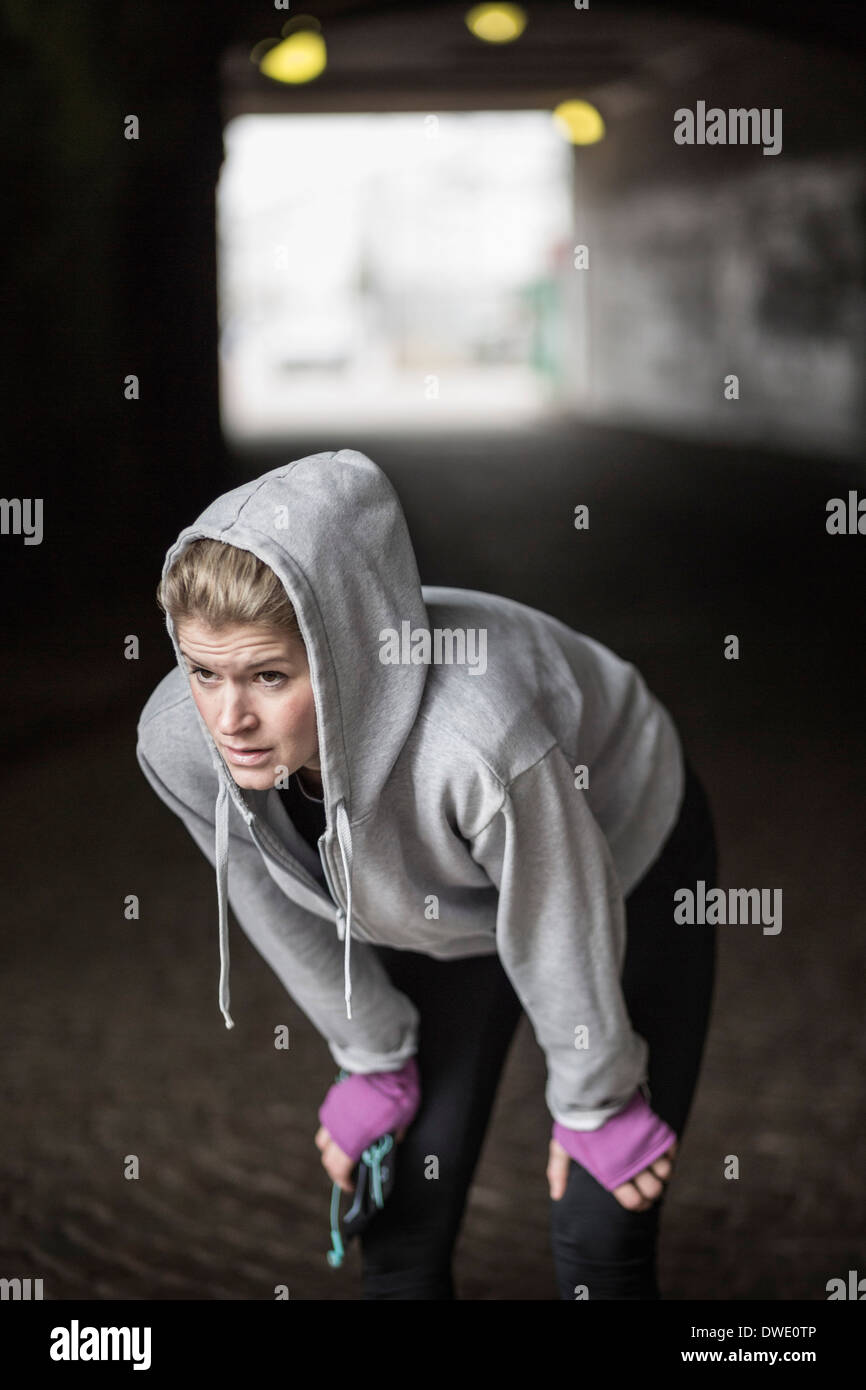 Sporty woman resting in tunnel Banque D'Images