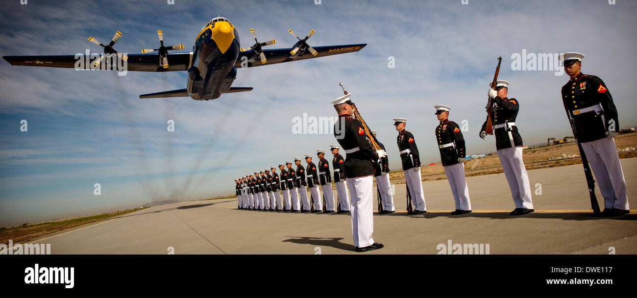 Les Blue Angels de l'US Marine Corps C-130 Hercules, affectueusement connu sous le nom de Fat Albert, survole silencieuse pendant la répétition pour un spectacle aérien le 4 mars 2014 au Marine Corps Air Station Yuma, Arizona. Banque D'Images