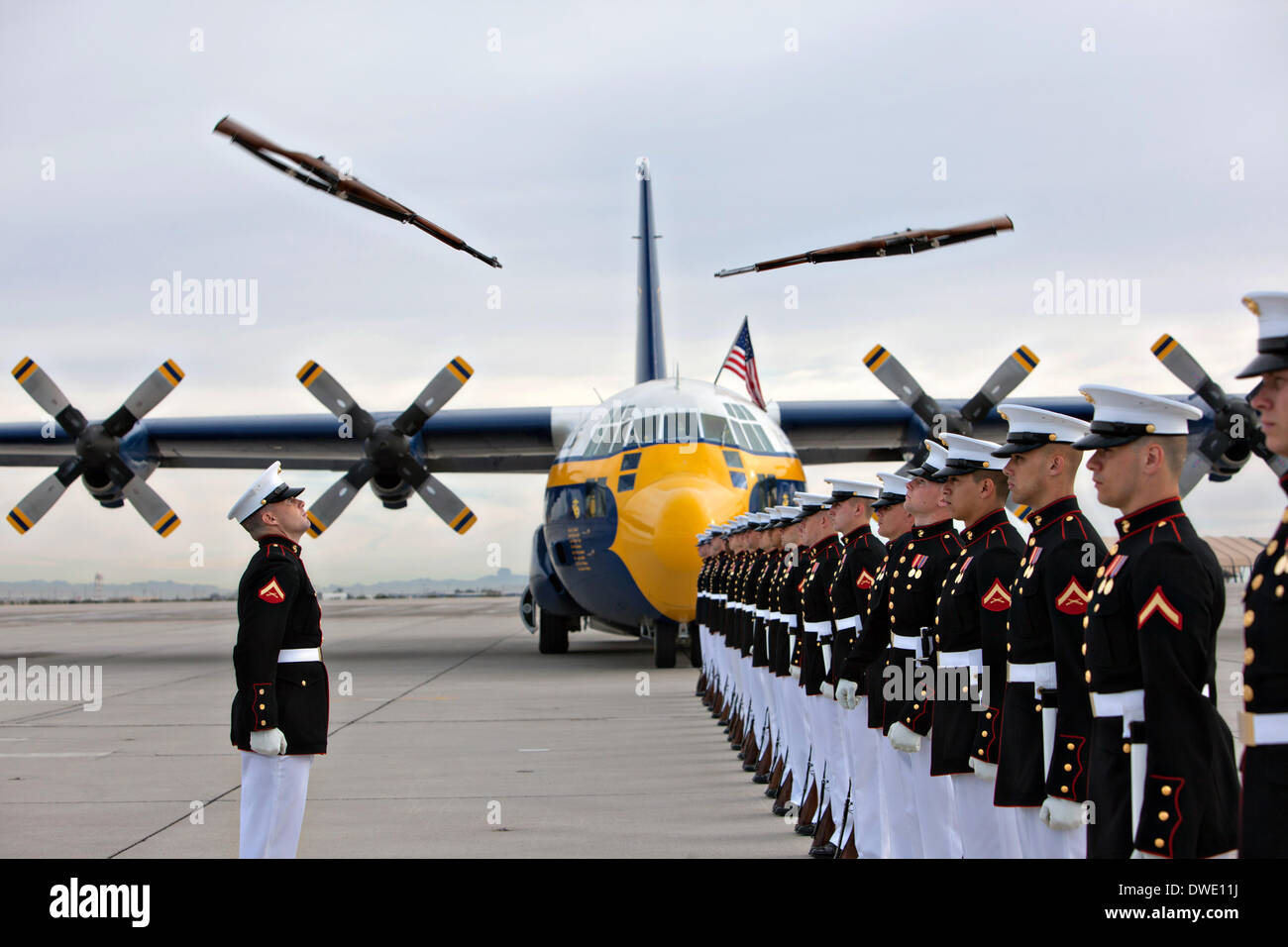 Les Blue Angels de l'US Marine Corps C-130 Hercules, affectueusement connu sous le nom de Fat Albert, parcs à côté de l'équipe silencieuse au cours de répétition pour un spectacle aérien le 4 mars 2014 au Marine Corps Air Station Yuma, Arizona. Banque D'Images