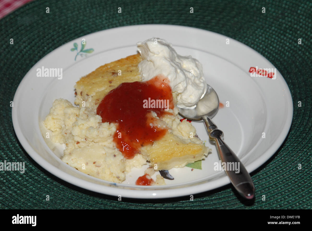 Safran cheese cake avec de la confiture de fraise et crème fouettée. Banque D'Images