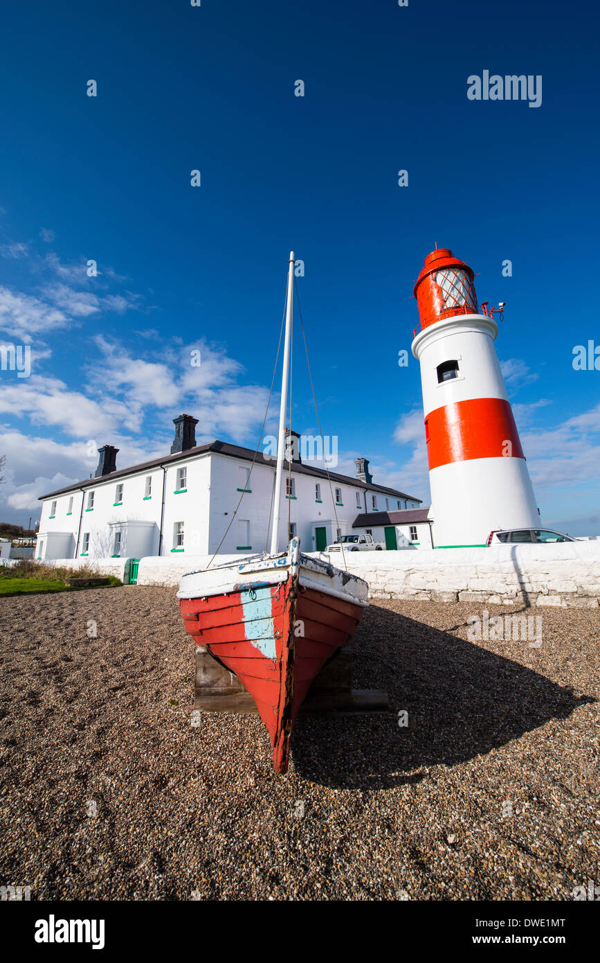 Un voile rouge se trouve dans l'avant-plan d'une image de l'phare rouge et blanc et blanc keeper's Cottage à Souter Point. Banque D'Images