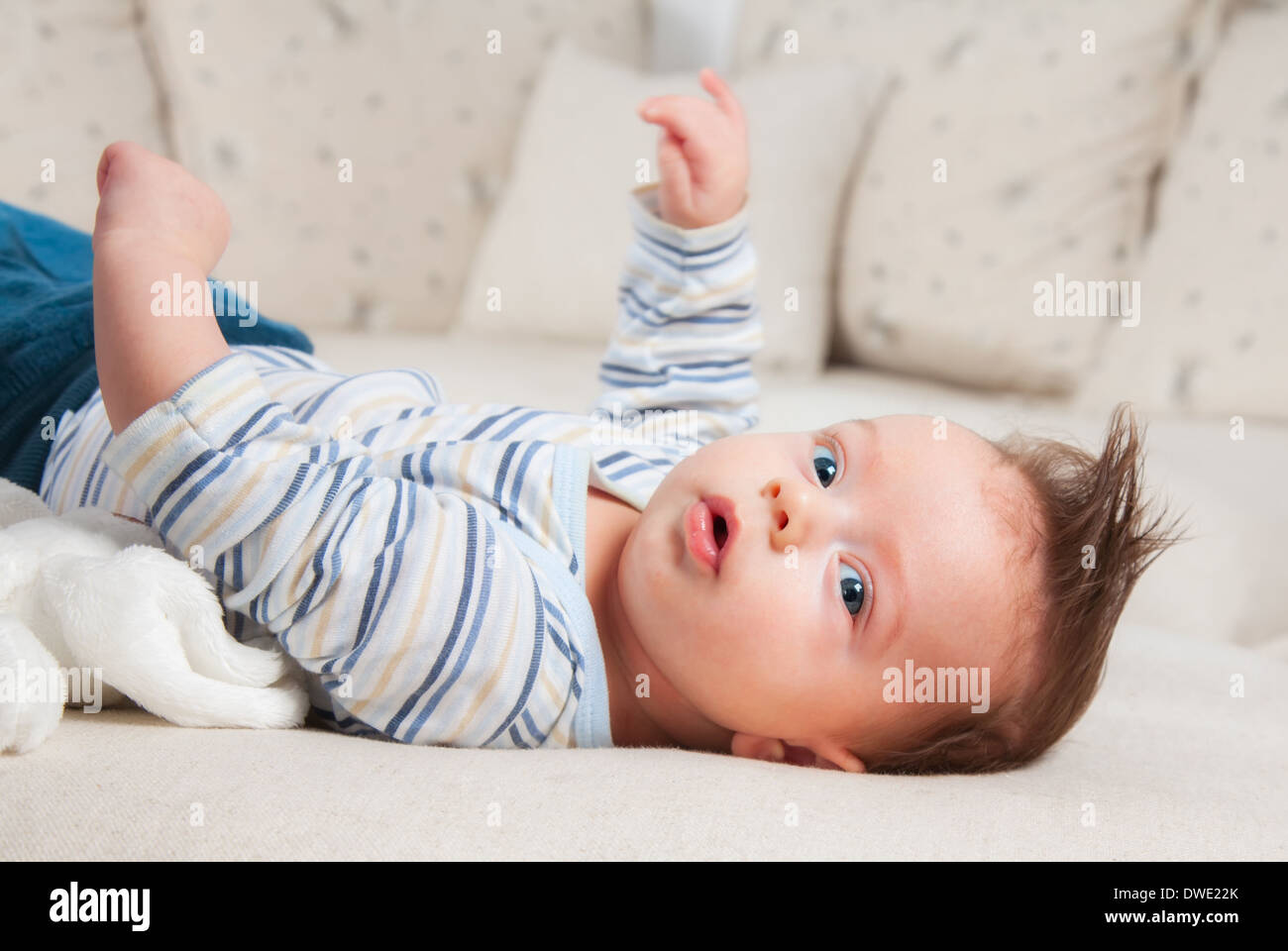 3 mois bébé garçon portrait à la maison. Banque D'Images