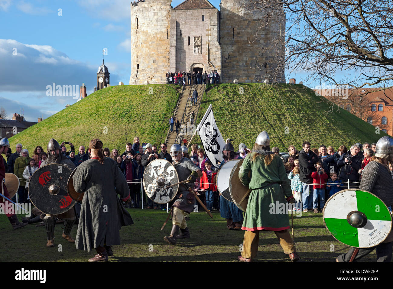 Accrochages Entre Vikings Et Anglo Saxons Au Cliffords Tower Jorvik Viking Festival York North Yorkshire England Royaume-Uni Gb Grande-Bretagne Banque D'Images