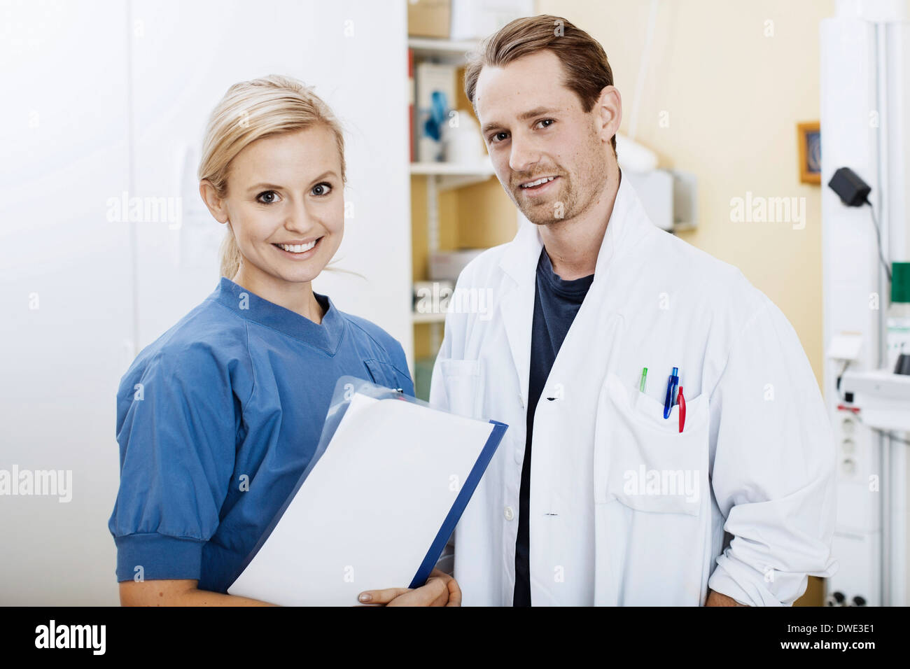 Portrait of smiling doctor and nurse avec file à l'hôpital Banque D'Images