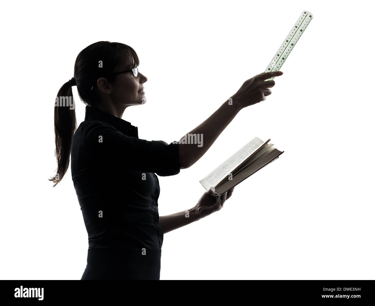Une femme d'affaires exposé de l'instructeur chef holding silhouette studio isolé sur fond blanc Banque D'Images
