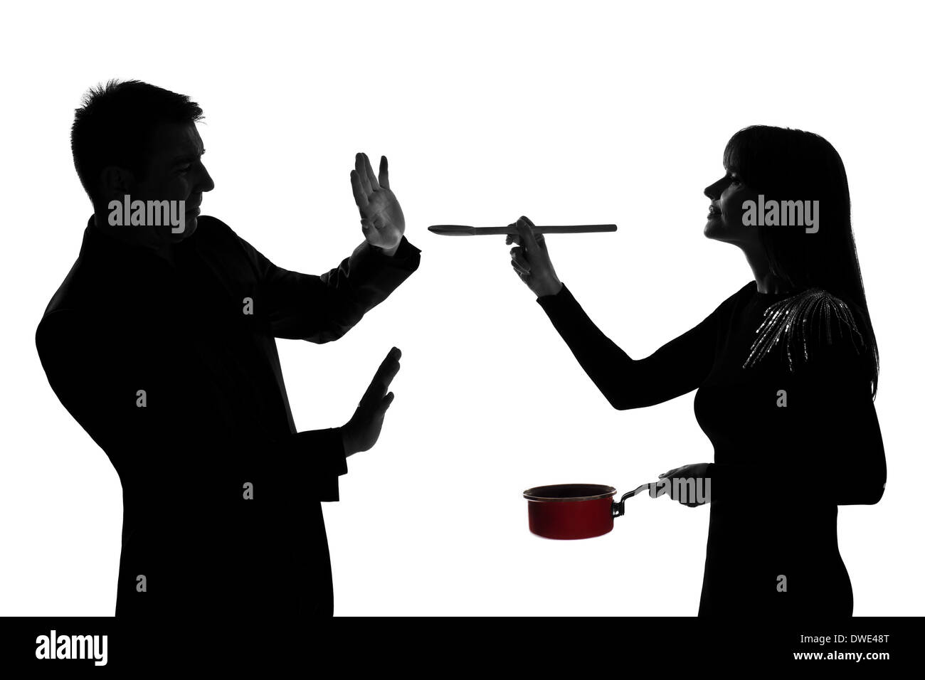 Un couple homme et femme cuisine dégustation casserole en silhouette studio isolé sur fond blanc Banque D'Images