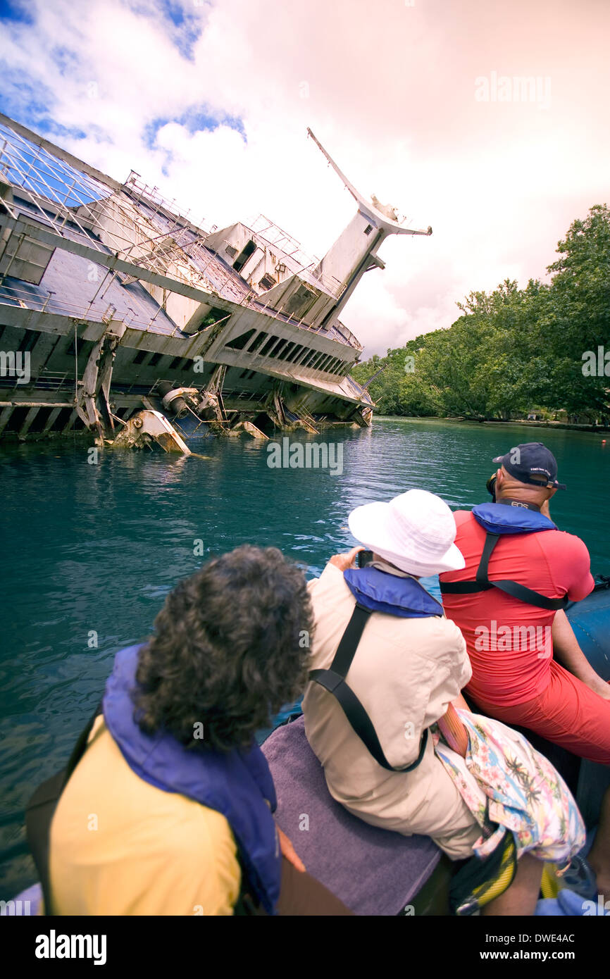 Navire d'expédition, découvreur du monde a frappé un récif et s'est échoué en 2001, Nggela, Îles Salomon, Pacifique Sud Banque D'Images