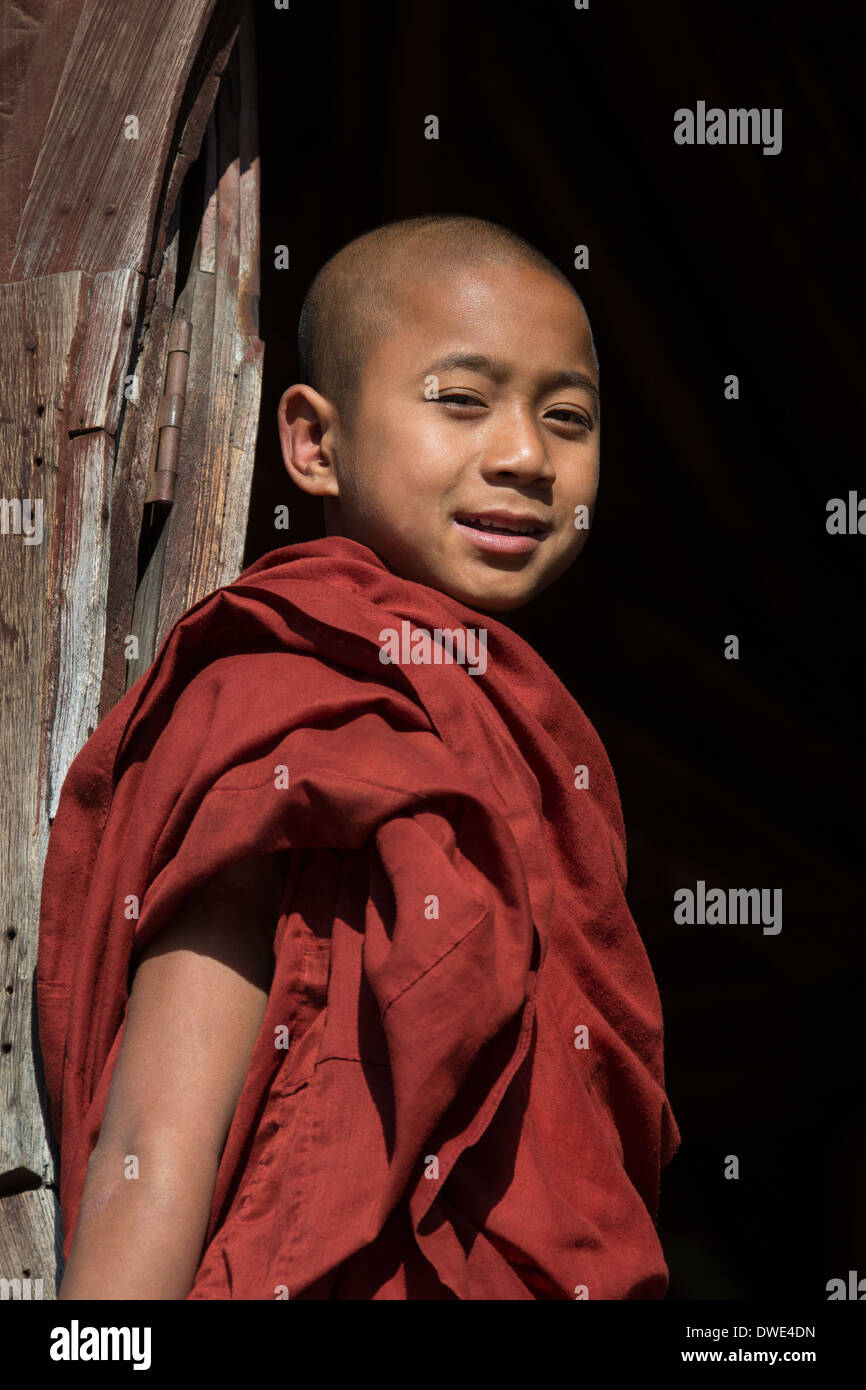 Jeune novice moine au monastère Shwe Yaunghwe Kyaung - Lac Inle dans l'Etat Shan, dans le centre de Myanmar (Birmanie). Banque D'Images