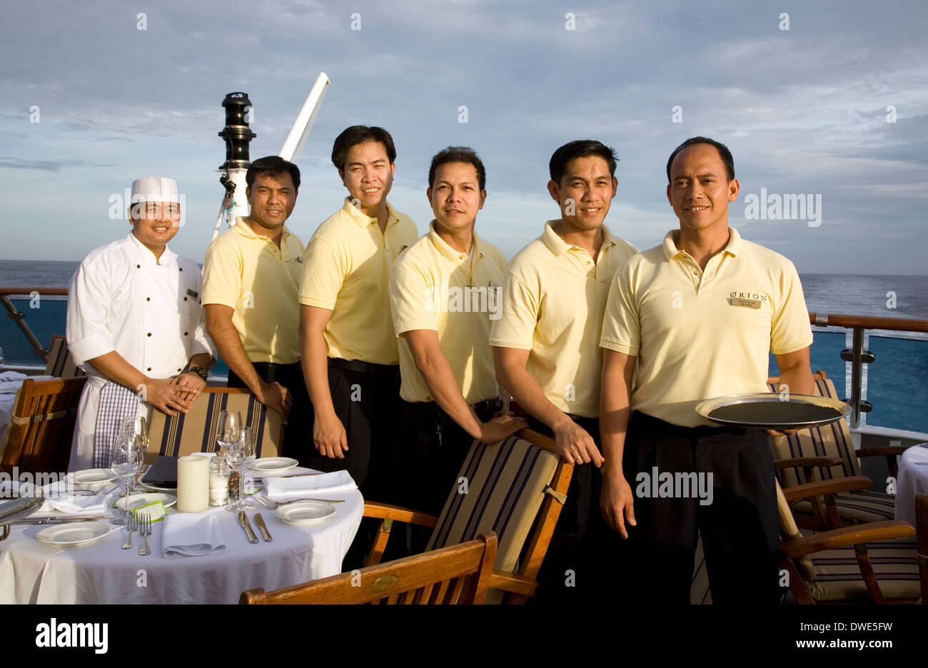 Principalement des Philippines, du personnel de l'hôtel Orion est  sympathique et efficace, en mer, îles Salomon Photo Stock - Alamy