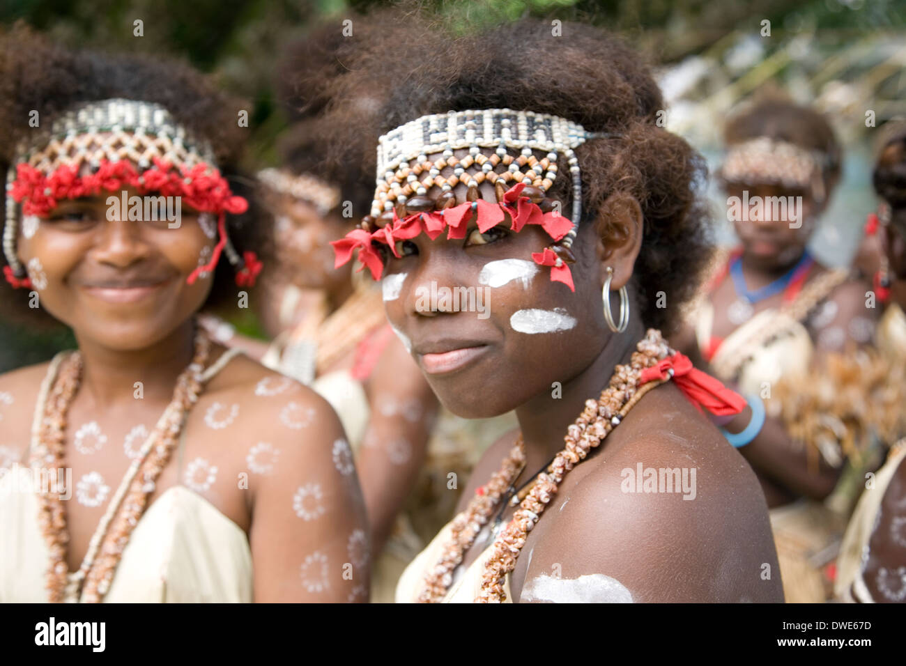 Les enfants en costume traditionnel, l'île de Nggela, Îles Salomon, Pacifique Sud Banque D'Images