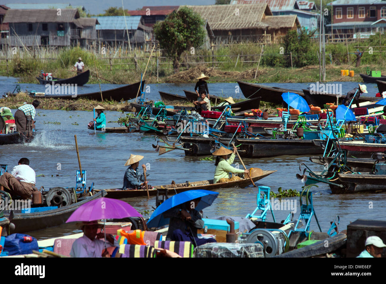 Voie navigable occupé près de Ywama Village sur le lac Inle dans l'État Shan au Myanmar (Birmanie). Banque D'Images