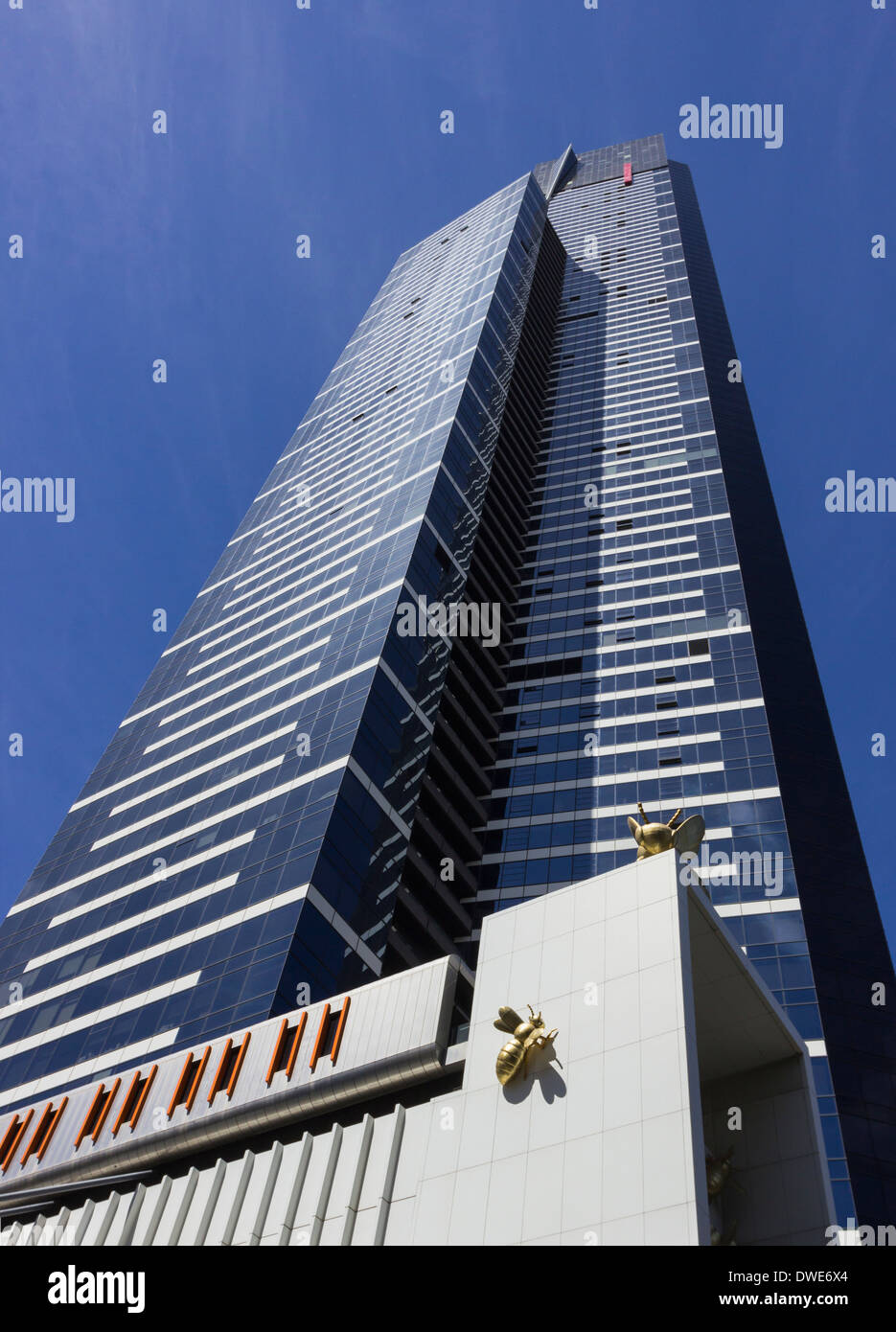 L'Eureka Tower, un gratte-ciel de Melbourne, Australie avec deux sculptures d'insectes abeilles Banque D'Images