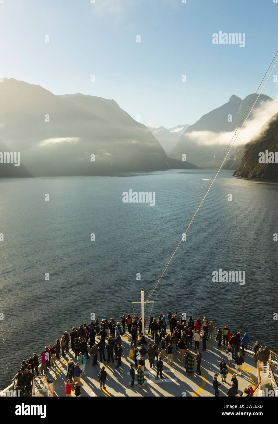 Le Parc National de Fiordland, Nouvelle-Zélande - bateau de croisière naviguant dans Milford Sound, île du Sud, Nouvelle-Zélande Banque D'Images