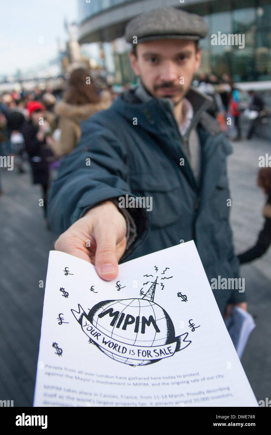 Londres, Royaume-Uni. 6 mars 2014. Les manifestants de manifester contre la destruction d'habitations et vente de biens immobiliers à la propriété privée des développeurs, puting logement hors de la portée des personnes à faible revenu. Crédit : Paul Davey/Alamy Live News Banque D'Images