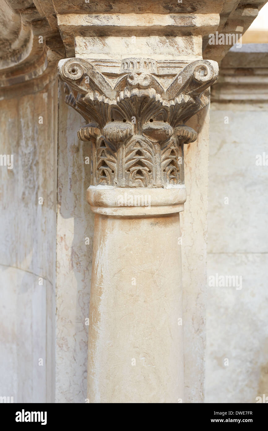La colonne corinthienne et capital dans le théâtre romain Banque D'Images