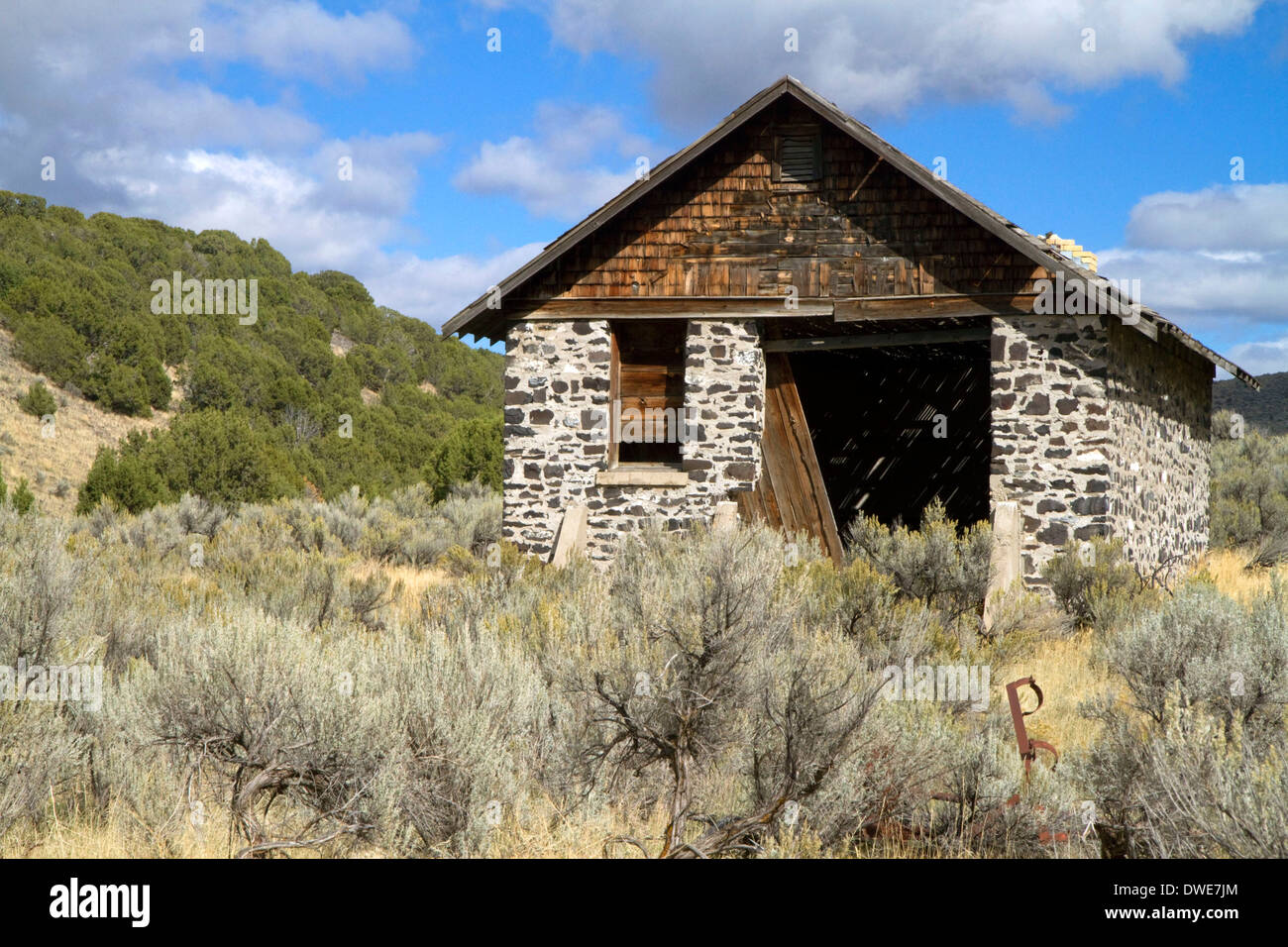 Hors bâtiment construit en pierre et mortier le long de l'Interstate 84 près de l'Idaho et l'Utah frontières, USA. Banque D'Images
