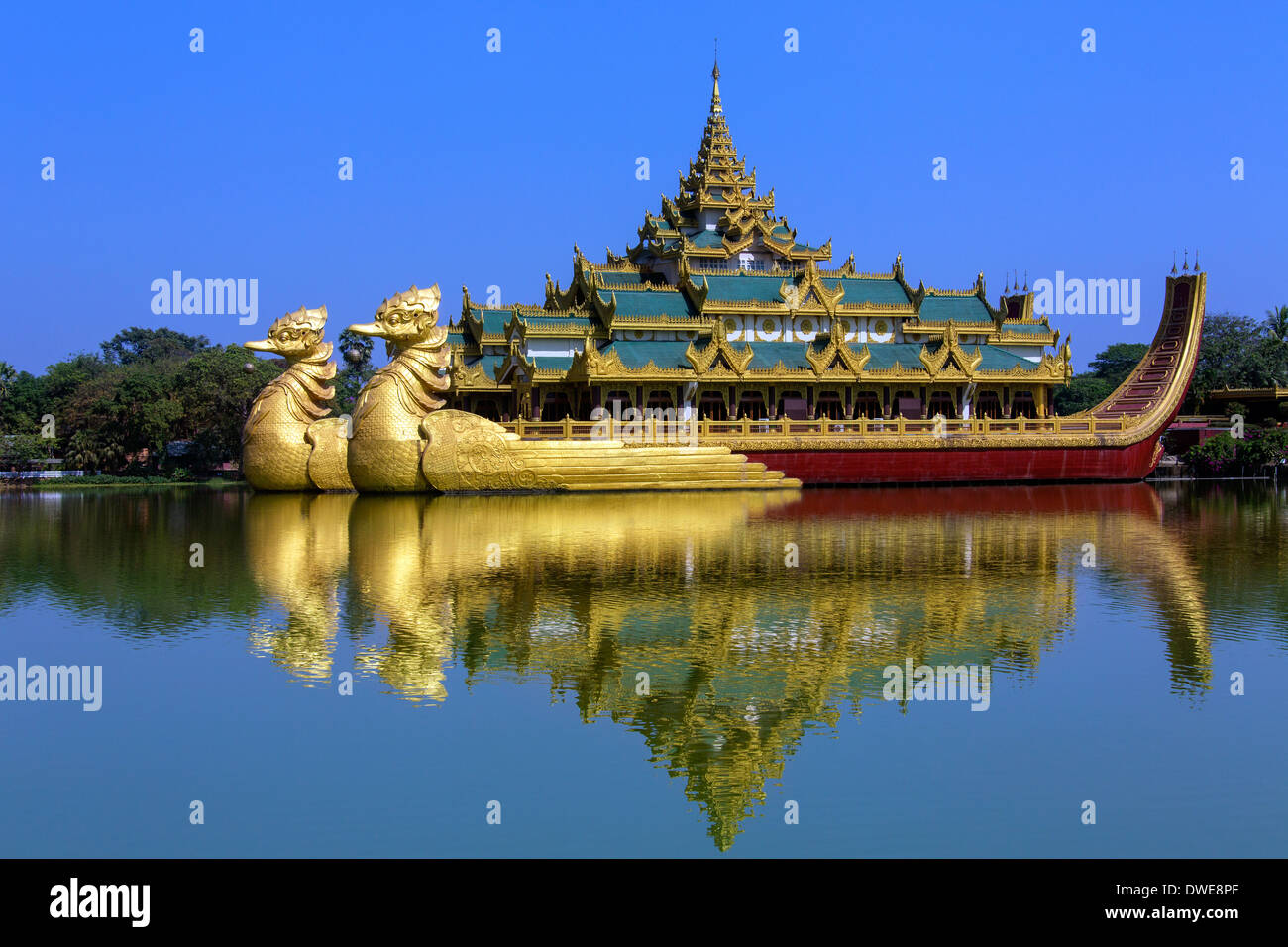 Le Karaweik - réplique d'une Barge royale sur le Lac Kandawgyi à Yangon au Myanmar (Birmanie) Banque D'Images
