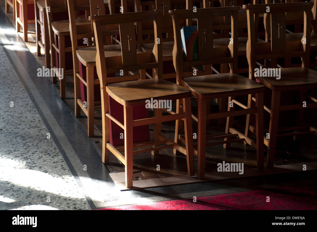 Chaises en bois dans la Sainte Trinité et l'église Saint Thomas de Canterbury, Ettington Warwickshire, Angleterre, Royaume-Uni Banque D'Images