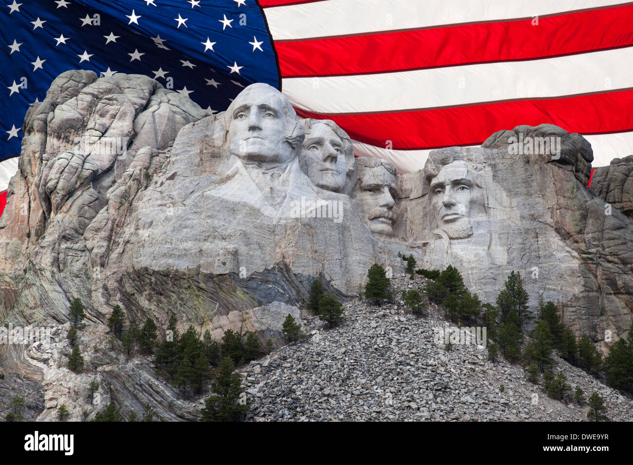 Le mont Rushmore avec un grand drapeau américain derrière elle. Banque D'Images