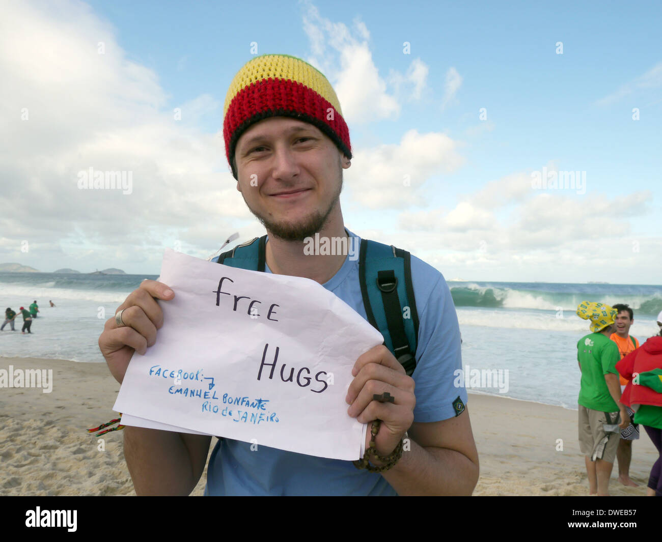 Des scènes de la messe de clôture a eu lieu le dimanche, Juillet 28th, 2013 sur la plage de Copacabana, le plomb par le Pape François. Man accolades fraternelles. Banque D'Images