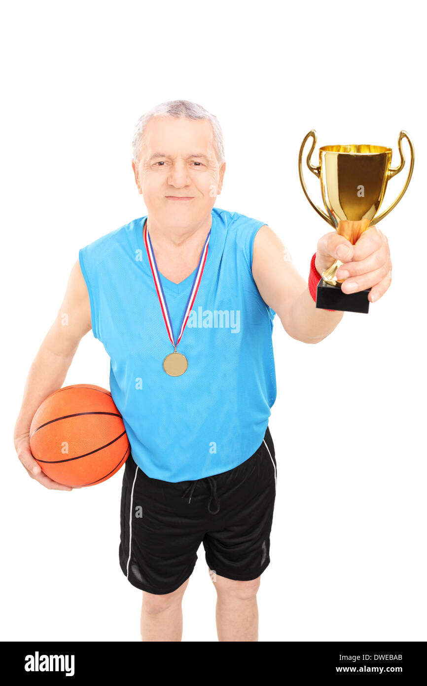 Joueur de basket-ball mature tient un trophée et médaille d'or de l'usure Banque D'Images