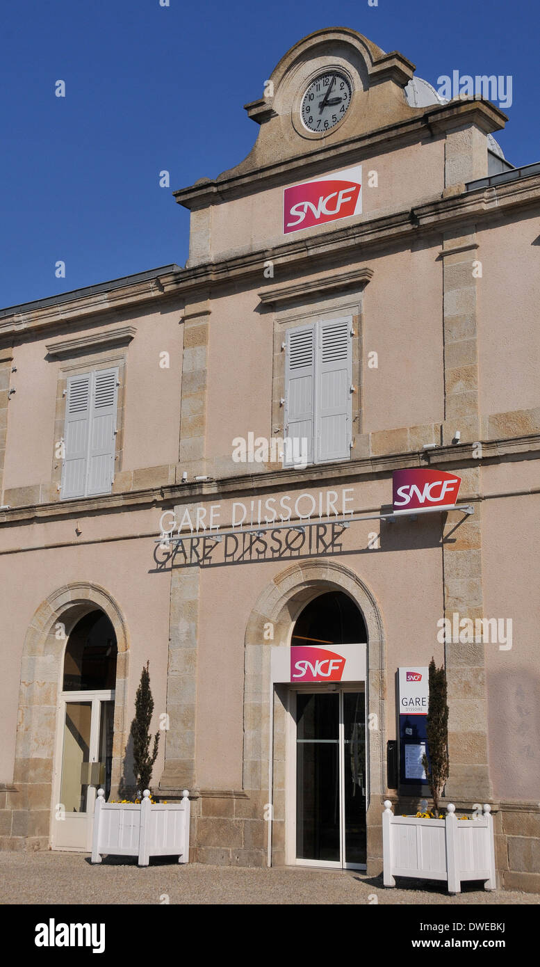 Façade de la gare ferroviaire d'Issoire Puy-de-Dôme Auvergne Massif-Central France Banque D'Images