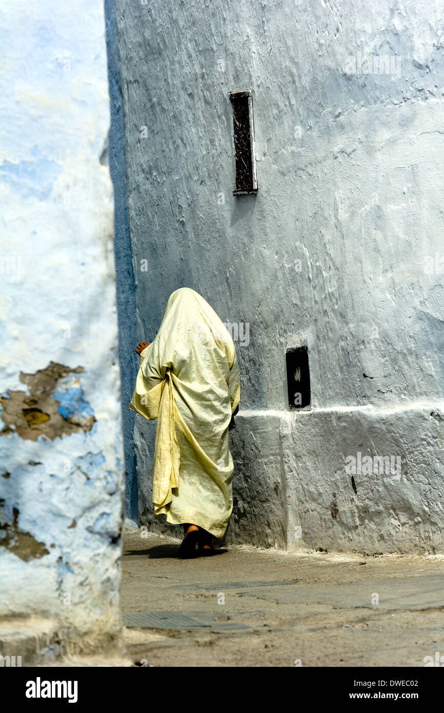 L'Afrique du Nord, Tunisie, Kairouan. Holly ville. Homme marchant dans la médina. Banque D'Images