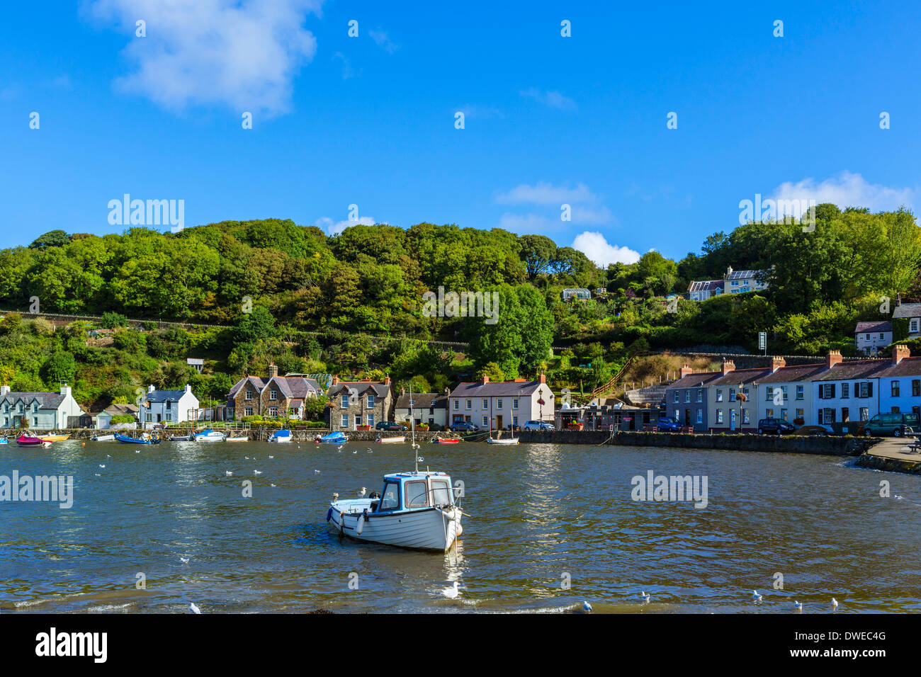 Bateaux dans le port dans le village balnéaire de Fishguard inférieur, Pembrokeshire, Pays de Galles, Royaume-Uni Banque D'Images