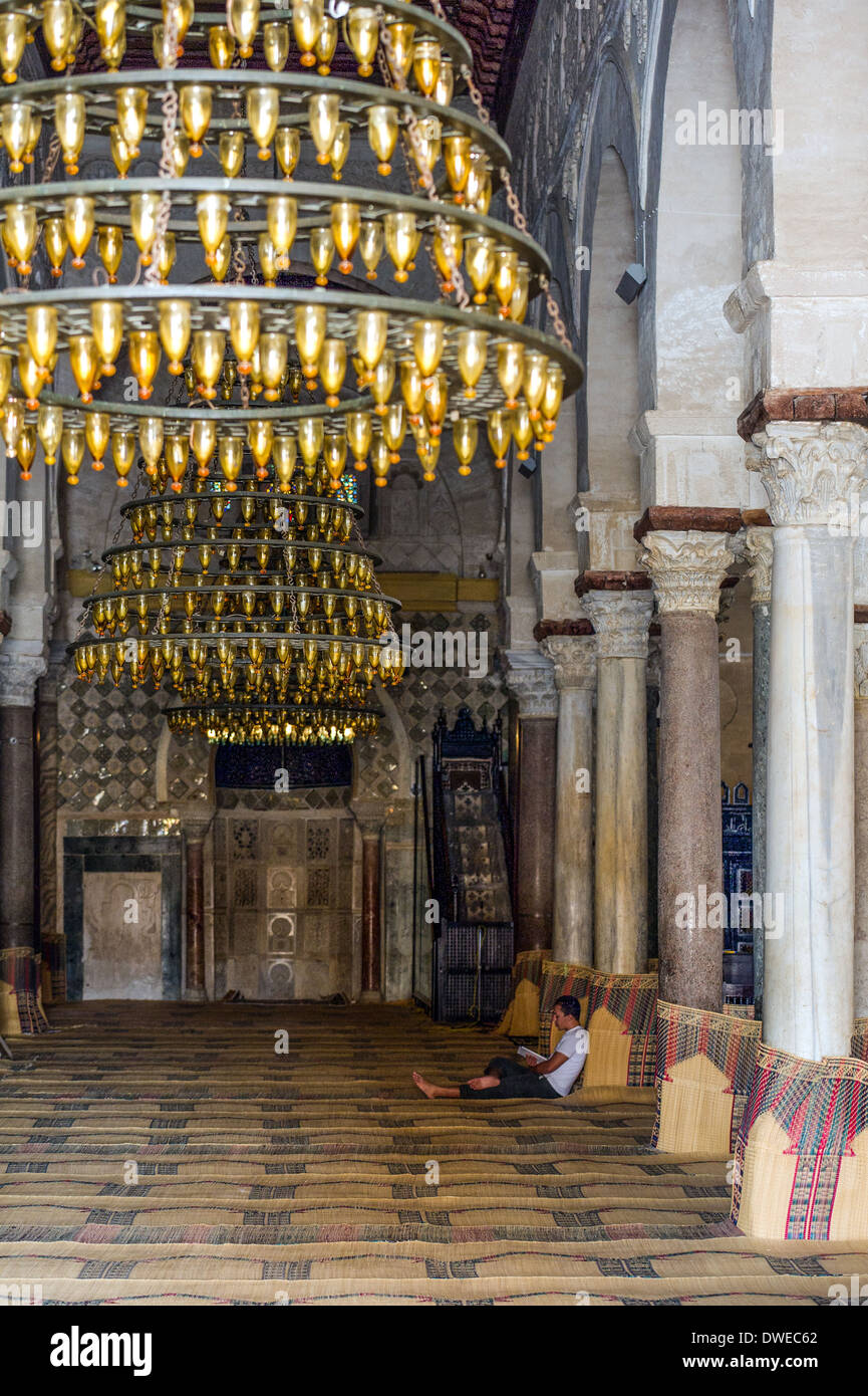 L'Afrique, Tunisie, Kairouan, Mosquée Sidi Okba, l'homme dans la prière. Banque D'Images
