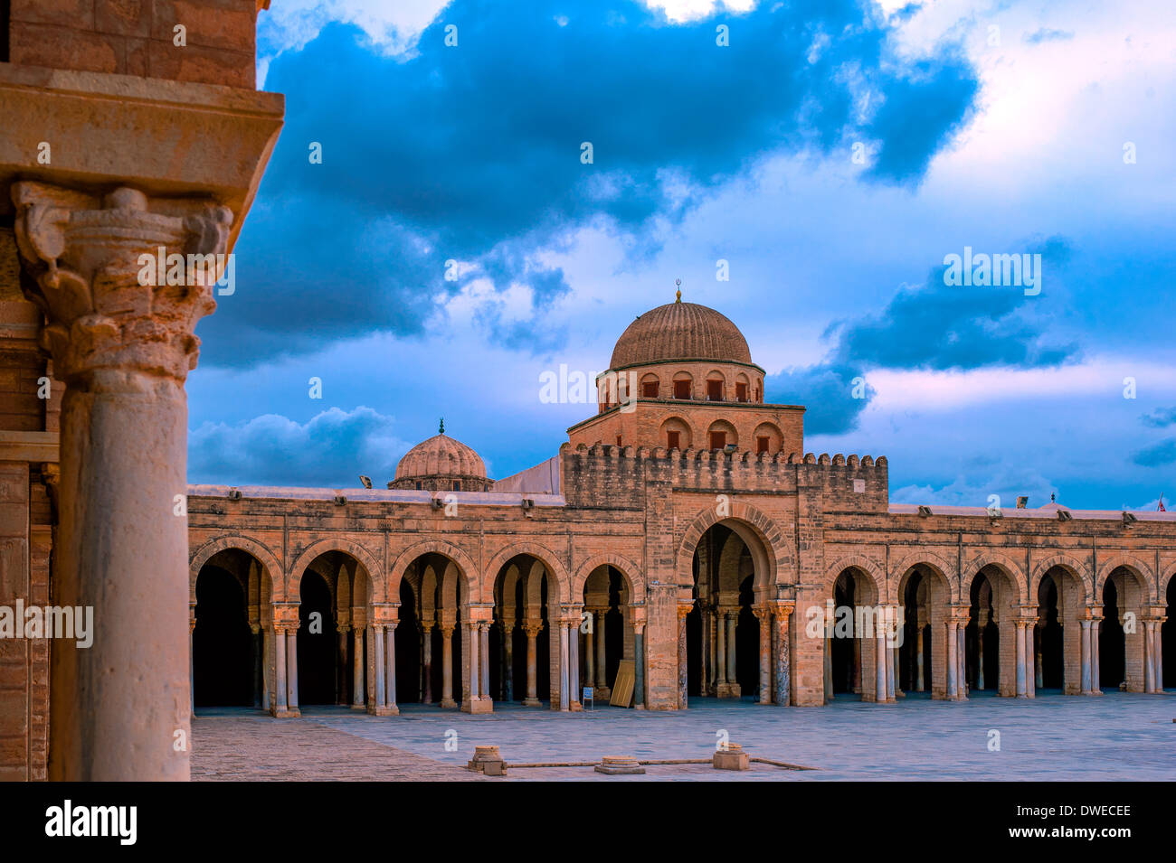 L'Afrique du Nord, Tunisie, Kairouan. Holly ville. La Grande Mosquée Sidi Okba, Patrimoine Mondial de l'Unesco. Lieu sacré de l'Islam. Banque D'Images