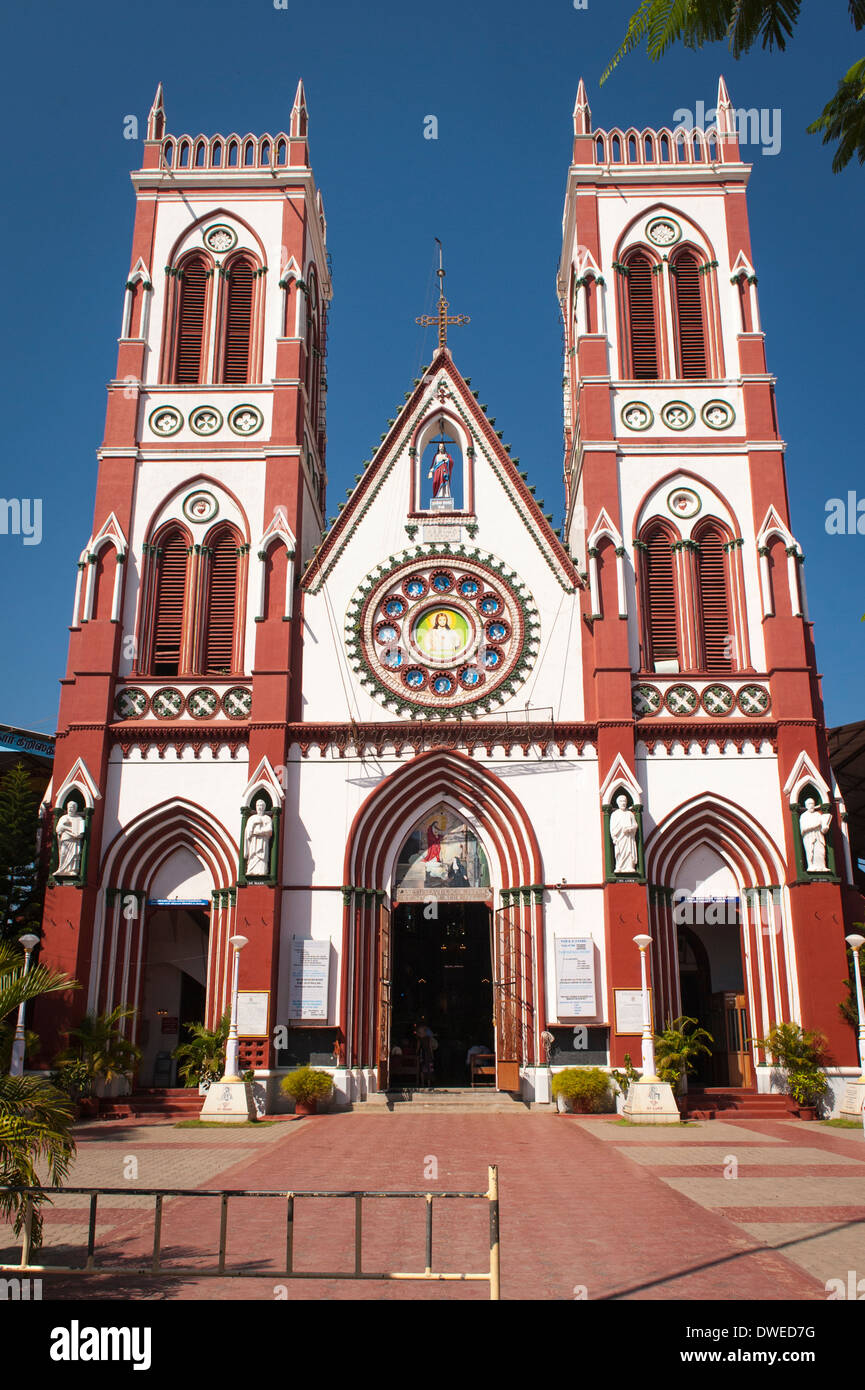 L'Inde , Tamil Nadu , Pondicherry Puducherry Basilique du Sacré-Cœur de Jésus clochers tours tour clocher façade avant Banque D'Images