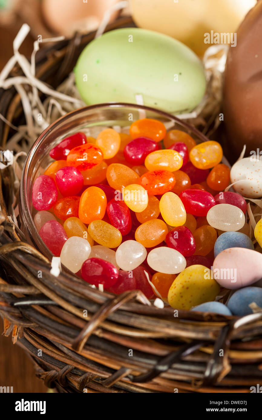 Pâques Fête de bonbons dans un panier pour les vacances Banque D'Images