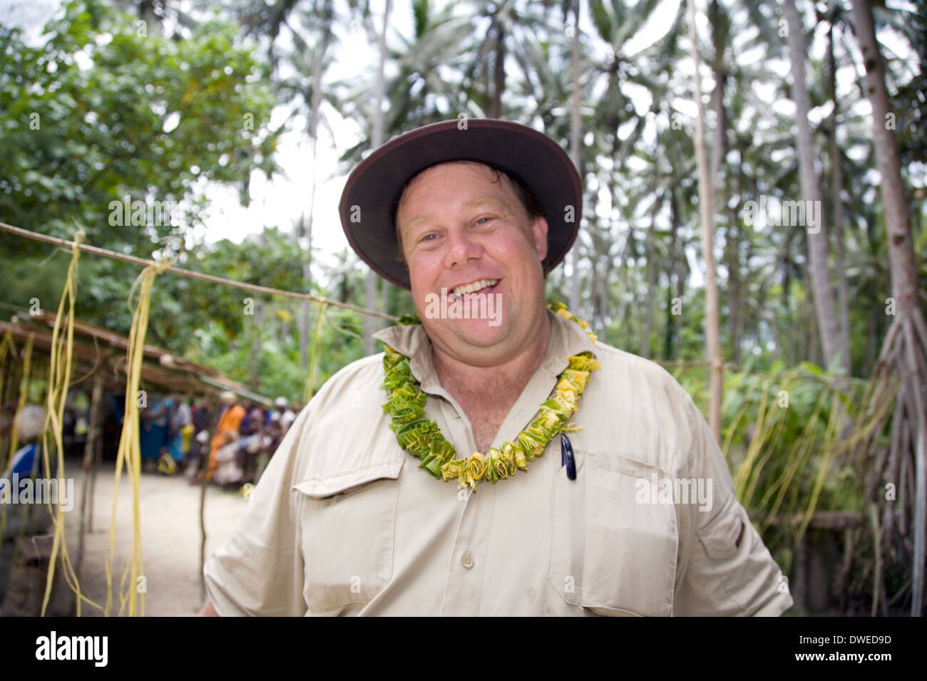Shore excursion directeur pour l'expédition Aussie cruiser Orion, Jason Friend, Îles Salomon Banque D'Images