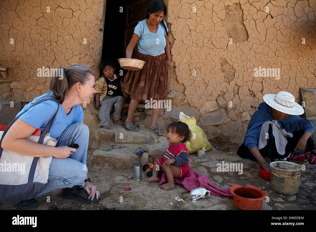 De l'Amérique catholique missionnaire laïque la visite d'une famille pauvre de Cochabamba. Banque D'Images