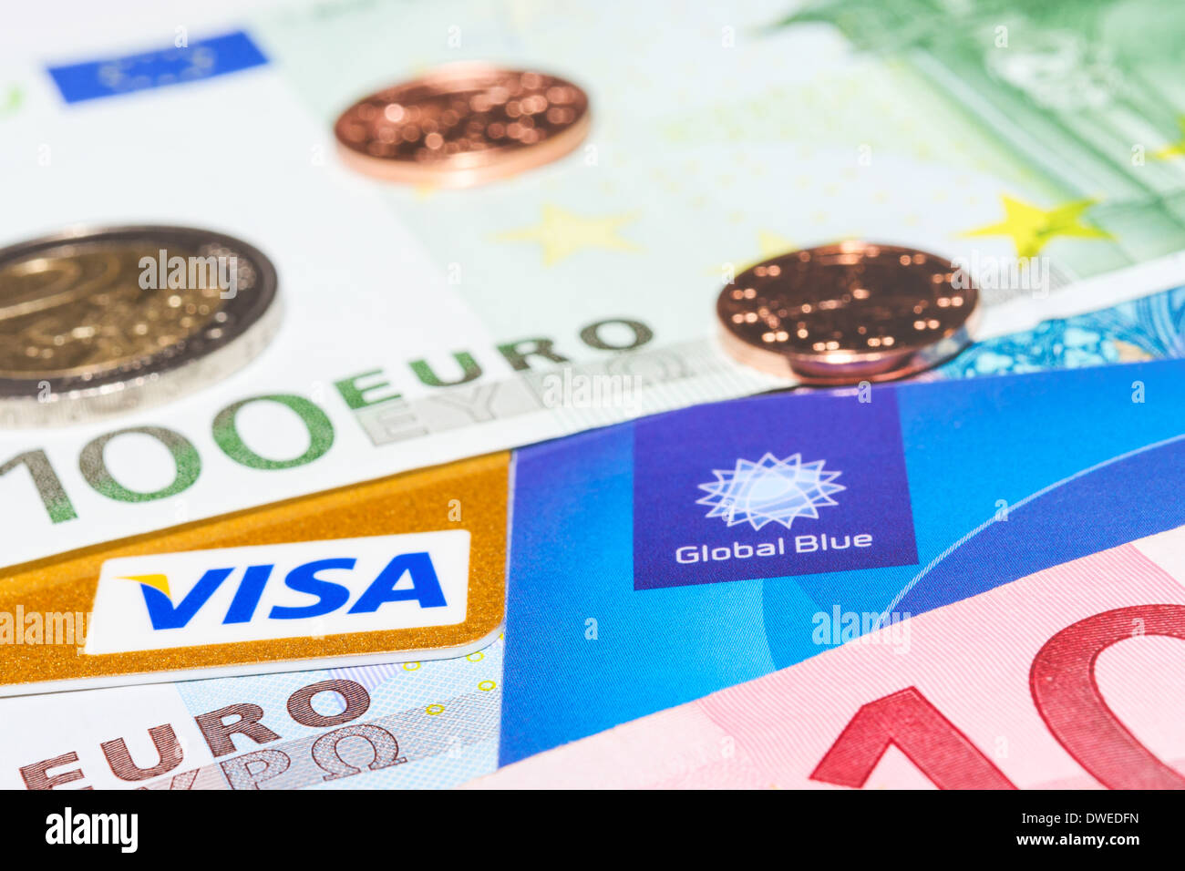 MUNICH, ALLEMAGNE - le 23 février 2014 : Visa carte de crédit et de l'impôt Global Blue gratuitement contre de l'argent en espèces Banque D'Images