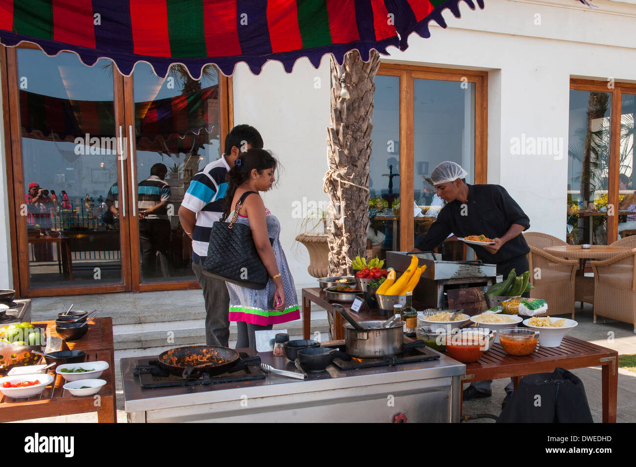 L'Inde Tamil Nadu Pondichéry Pondichéry Promenade Hotel terrasse barbecue barbecue chef diners spaghetti nourriture buffet restaurant chef napolitain Banque D'Images