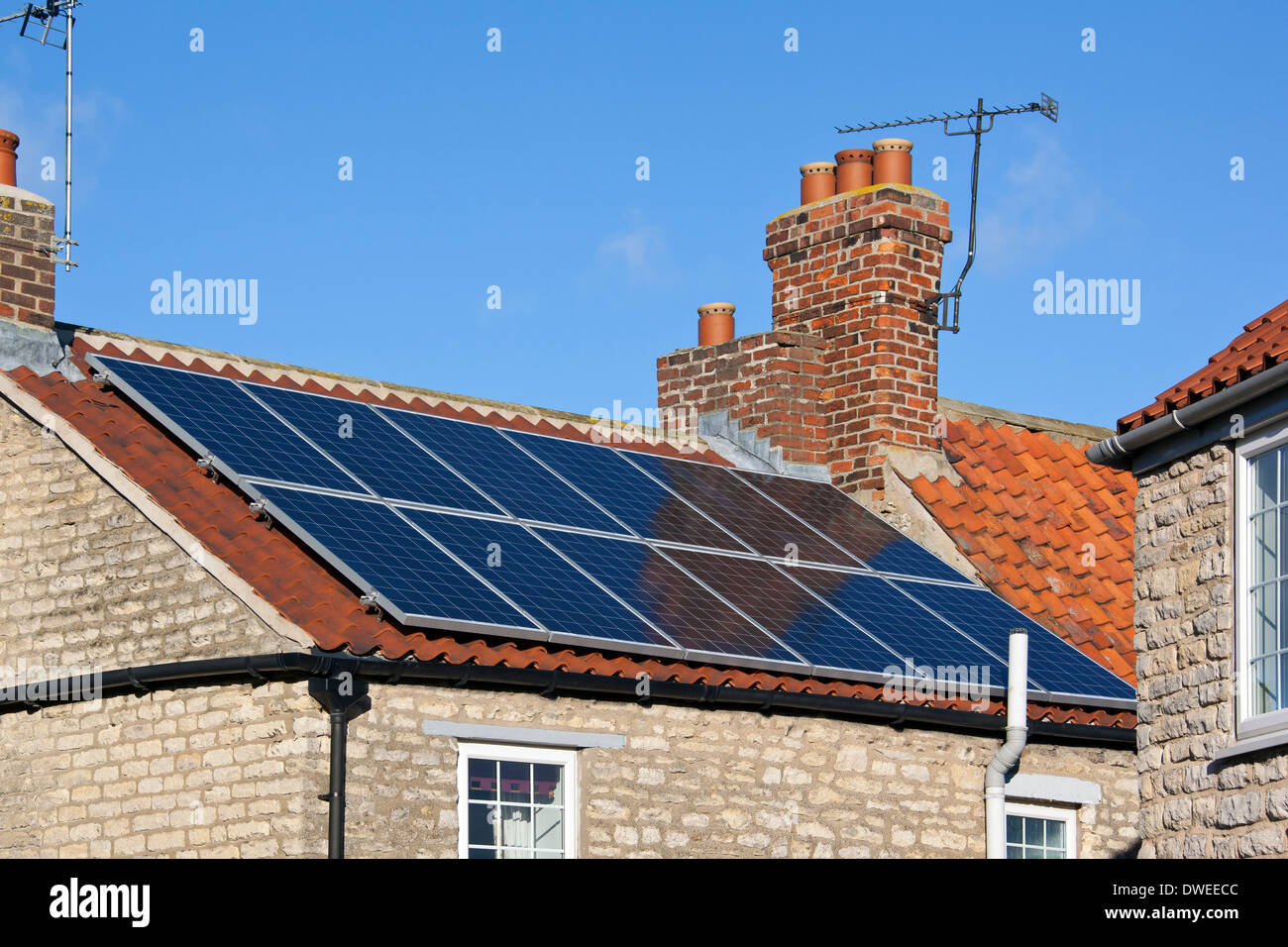 Chauffage solaire panneaux photovoltaïques sur le toit d'une maison Banque D'Images